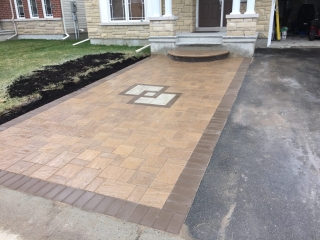 Interlock driveway with inlay design