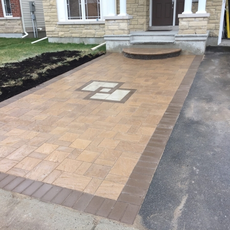 Interlock driveway with inlay design
